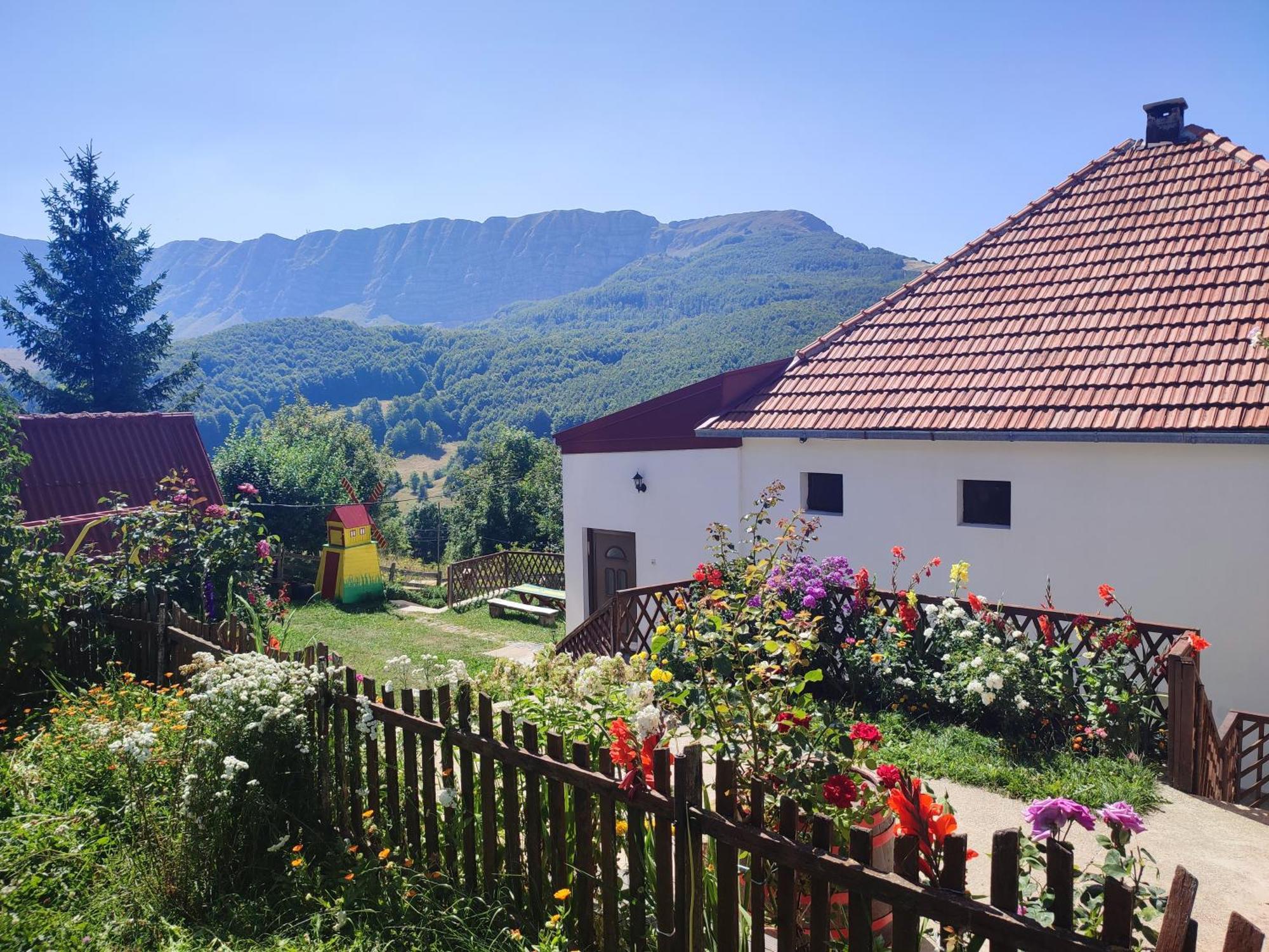 Cemerno Cottage Gacko Exterior foto