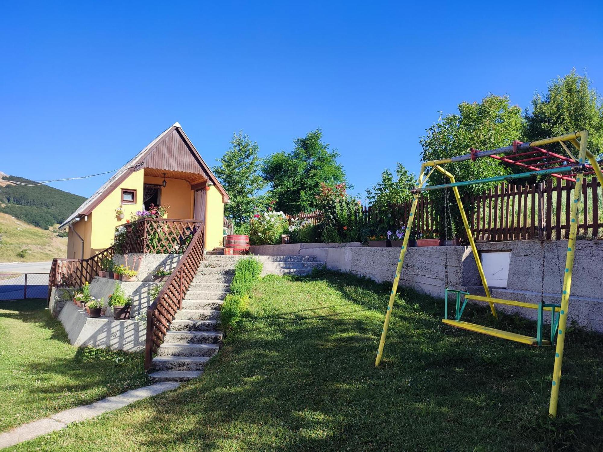 Cemerno Cottage Gacko Exterior foto